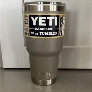 NEW YETI Rambler 30 oz Tumbler - Taupe